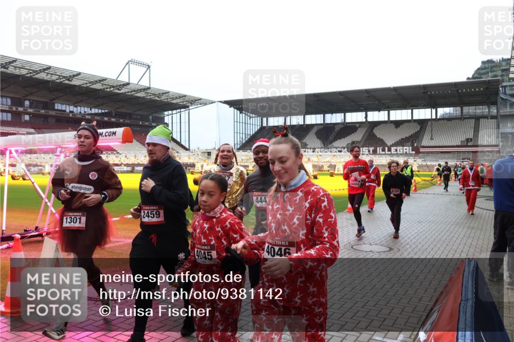 07.12.2025 - St. Pauli X-Mass-Run No. 15 Luisa Fischer http://msf.ph/oto/9381142 07.12.2025 10:44:01 Ziel 5, 1301, 2459, 4045, 444, 15, 4046, 1, 4104, 74, 84, 559, 706, 1053, 1301, 1616, 1814, 1913, 1936, 2052, 2053, 2459, 2487, 2647, 2724, 2726, 2761, 2762, 2767, 3022, 3038, 3100, 3226, 3237, 4095, 4096, 4104 meine-sportfotos.de