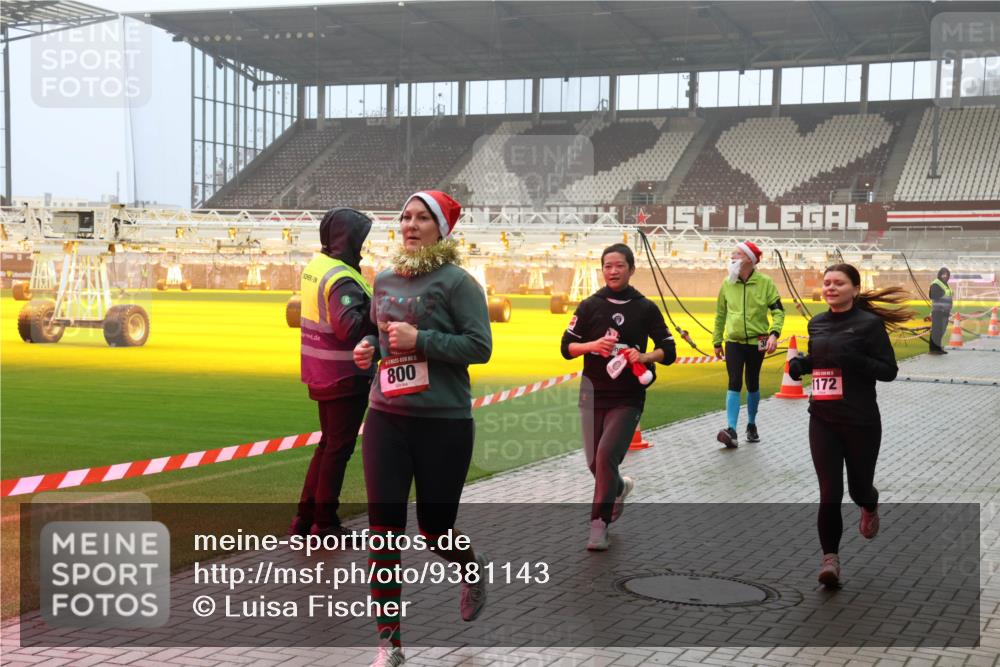 07.12.2025 - St. Pauli X-Mass-Run No. 15 Luisa Fischer http://msf.ph/oto/9381143 07.12.2025 10:10:08 Ziel 800, 1172, 800, 881, 896, 899, 960, 989, 1026, 1172, 1191, 1243, 1248, 1256, 1257, 1678, 1718, 2502, 2504, 2560, 3245, 3246, 3410, 3411, 3493, 3756 meine-sportfotos.de