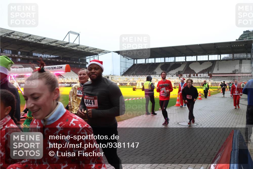 07.12.2025 - St. Pauli X-Mass-Run No. 15 Luisa Fischer http://msf.ph/oto/9381147 07.12.2025 10:44:01 Ziel 32, 4441, 1, 4104, 2724, 74, 84, 559, 706, 1053, 1301, 1616, 1814, 1913, 1936, 2052, 2053, 2459, 2487, 2647, 2724, 2726, 2761, 2762, 2767, 3022, 3038, 3100, 3226, 3237, 4095, 4096, 4104 meine-sportfotos.de