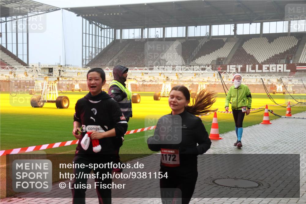 07.12.2025 - St. Pauli X-Mass-Run No. 15 Luisa Fischer http://msf.ph/oto/9381154 07.12.2025 10:10:09 Ziel 1172, 36, 800, 881, 896, 899, 960, 989, 1026, 1172, 1191, 1243, 1248, 1256, 1257, 1678, 1718, 2502, 2504, 2560, 3245, 3246, 3410, 3411, 3493, 3756 meine-sportfotos.de
