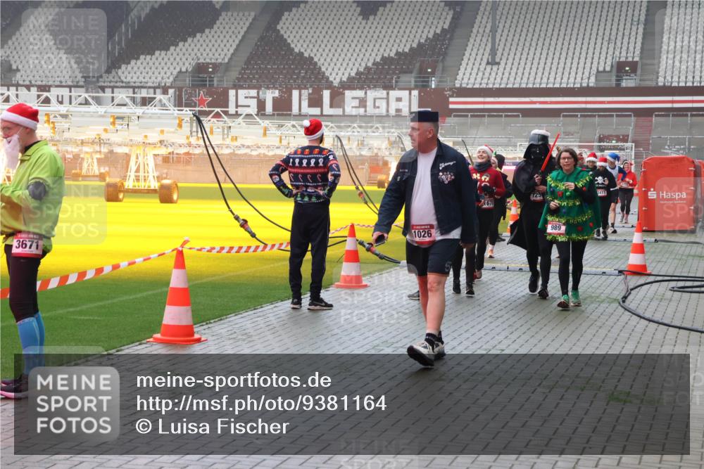 07.12.2025 - St. Pauli X-Mass-Run No. 15 Luisa Fischer http://msf.ph/oto/9381164 07.12.2025 10:10:23 Ziel 3671, 1026, 167, 989, 3411, 800, 962, 989, 1026, 1172, 1191, 1256, 1257, 1399, 1678, 1732, 2502, 2504, 2560, 3245, 3246, 3410, 3411, 4358, 4507 meine-sportfotos.de