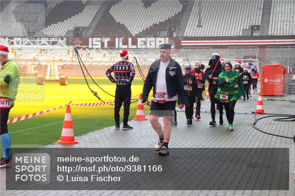 07.12.2025 - St. Pauli X-Mass-Run No. 15 Luisa Fischer http://msf.ph/oto/9381166 07.12.2025 10:10:24 Ziel 3671, 11222, 70, 167, 1257, 1026, 989, 3411, 800, 962, 989, 1026, 1172, 1191, 1256, 1257, 1399, 1678, 1732, 2502, 2504, 2560, 3245, 3246, 3410, 3411, 4358, 4507 meine-sportfotos.de
