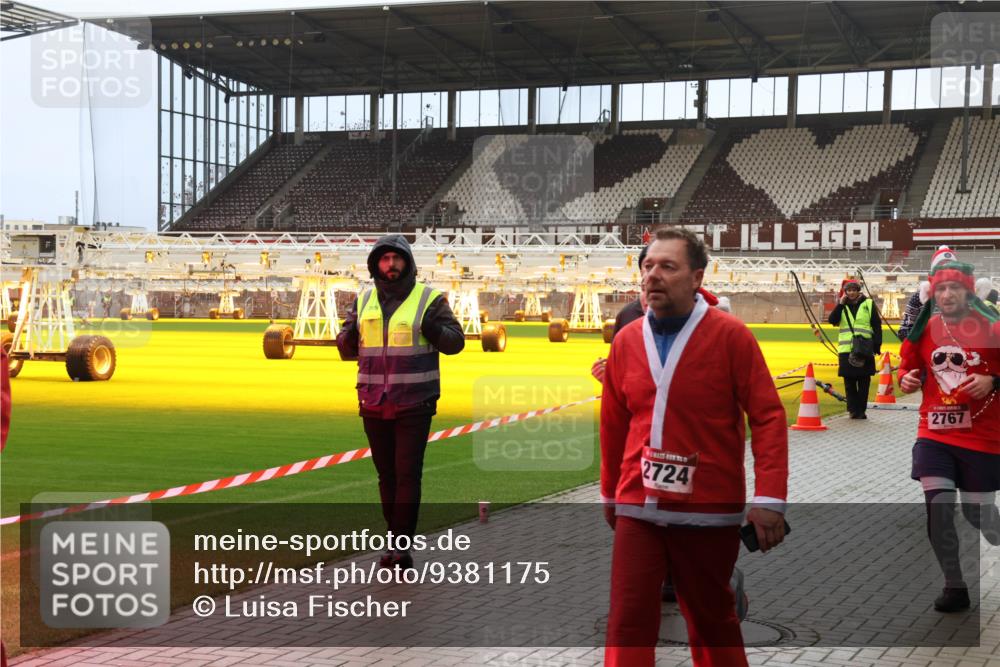 07.12.2025 - St. Pauli X-Mass-Run No. 15 Luisa Fischer http://msf.ph/oto/9381175 07.12.2025 10:44:07 Ziel 2724, 2767, 74, 84, 559, 706, 1053, 1616, 1913, 2459, 2487, 2499, 2647, 2724, 2726, 2761, 2762, 2767, 2950, 2955, 3022, 3038, 3100, 3226, 3237, 4095, 4096, 4104, 4254, 4255 meine-sportfotos.de