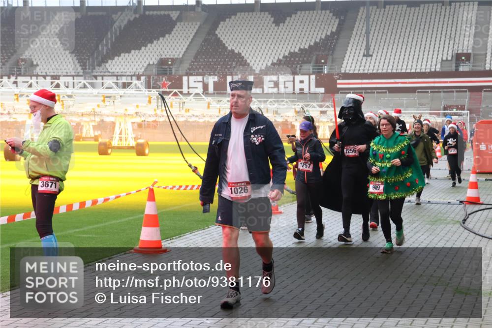 07.12.2025 - St. Pauli X-Mass-Run No. 15 Luisa Fischer http://msf.ph/oto/9381176 07.12.2025 10:10:25 Ziel 3671, 1026, 1257, 1256, 989, 3411, 962, 989, 1026, 1172, 1191, 1256, 1257, 1399, 1678, 1732, 2502, 2504, 2560, 3245, 3246, 3410, 3411, 4358, 4507 meine-sportfotos.de