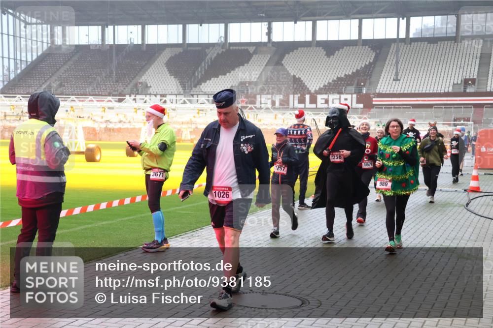 07.12.2025 - St. Pauli X-Mass-Run No. 15 Luisa Fischer http://msf.ph/oto/9381185 07.12.2025 10:10:27 Ziel 3671, 1026, 1256, 1678, 1257, 989, 962, 989, 1026, 1172, 1191, 1256, 1257, 1399, 1678, 1732, 2502, 2504, 2560, 3245, 3246, 3410, 3411, 4358, 4507 meine-sportfotos.de
