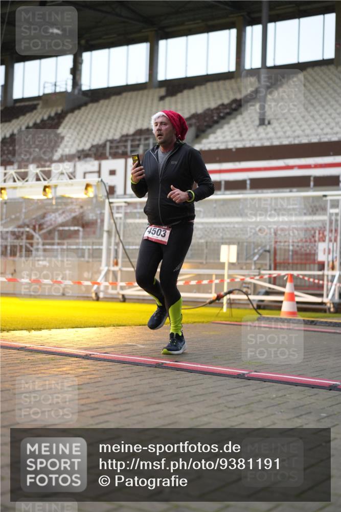 07.12.2025 - St. Pauli X-Mass-Run No. 15 Patografie http://msf.ph/oto/9381191 07.12.2025 10:20:07 Ziel 459, 1364, 1553, 1903, 2238, 2751, 2855, 3846, 3871, 4042, 4071, 4503 meine-sportfotos.de