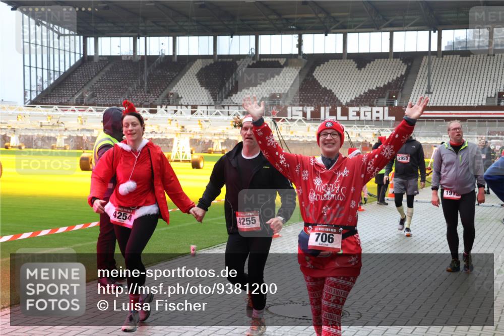 07.12.2025 - St. Pauli X-Mass-Run No. 15 Luisa Fischer http://msf.ph/oto/9381200 07.12.2025 10:44:22 Ziel 4254, 4255, 15, 706, 2950, 191, 32, 74, 84, 179, 559, 706, 1651, 1913, 1947, 1948, 2459, 2487, 2499, 2647, 2767, 2950, 2955, 3012, 3100, 3226, 3237, 4095, 4096, 4104, 4254, 4255 meine-sportfotos.de