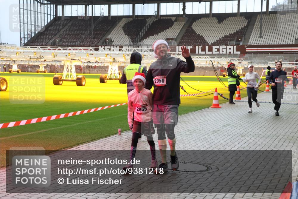 07.12.2025 - St. Pauli X-Mass-Run No. 15 Luisa Fischer http://msf.ph/oto/9381218 07.12.2025 10:44:28 Ziel 2955, 2950, 2487, 32, 74, 84, 179, 706, 1089, 1651, 1913, 1947, 1948, 2499, 2647, 2767, 2950, 2955, 3012, 3100, 4095, 4096, 4254, 4255 meine-sportfotos.de