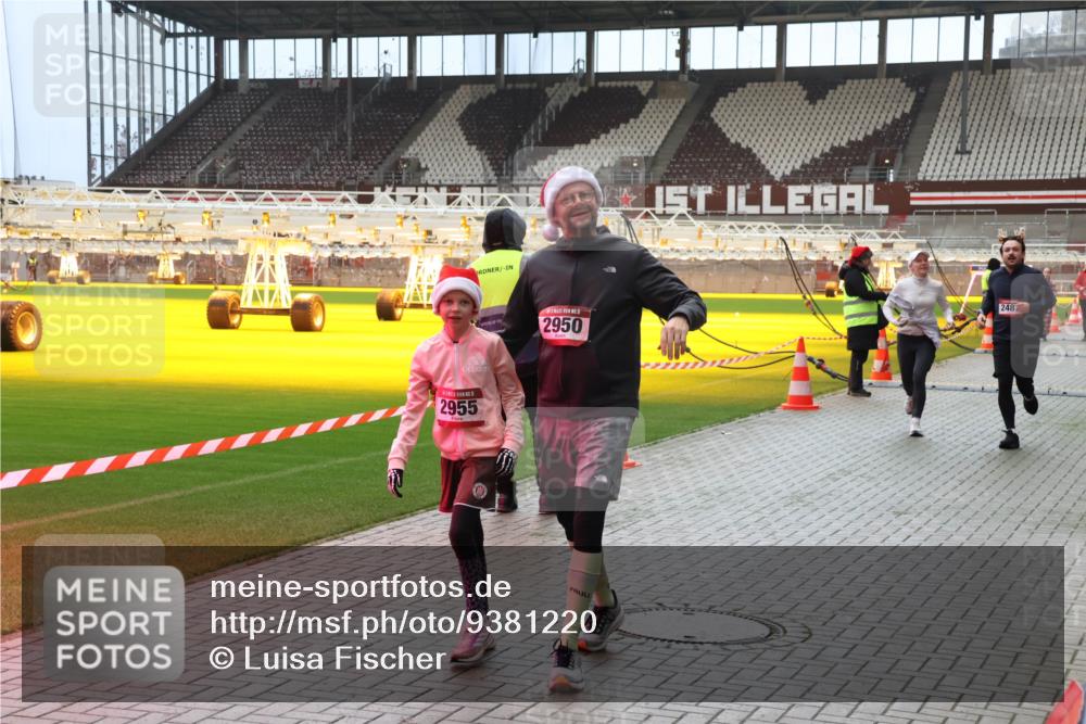07.12.2025 - St. Pauli X-Mass-Run No. 15 Luisa Fischer http://msf.ph/oto/9381220 07.12.2025 10:44:29 Ziel 2955, 15, 2950, 248, 32, 74, 84, 179, 706, 1089, 1651, 1913, 1947, 1948, 2357, 2359, 2499, 2647, 2767, 2950, 2955, 3012, 3100, 4095, 4096, 4254, 4255 meine-sportfotos.de