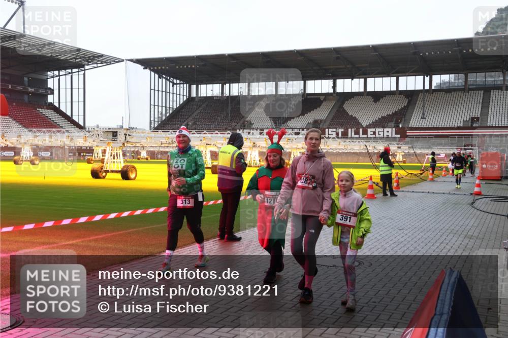 07.12.2025 - St. Pauli X-Mass-Run No. 15 Luisa Fischer http://msf.ph/oto/9381221 07.12.2025 11:16:09 Ziel 59, 313, 1218, 1219, 282, 391, 8, 14, 372, 391, 1218, 1282, 2194 meine-sportfotos.de