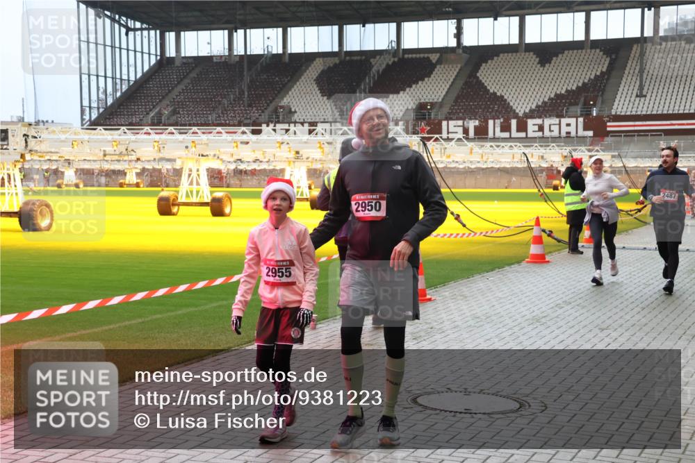 07.12.2025 - St. Pauli X-Mass-Run No. 15 Luisa Fischer http://msf.ph/oto/9381223 07.12.2025 10:44:29 Ziel 2955, 2950, 2487, 32, 74, 84, 179, 706, 1089, 1651, 1913, 1947, 1948, 2357, 2359, 2499, 2647, 2767, 2950, 2955, 3012, 3100, 4095, 4096, 4254, 4255 meine-sportfotos.de