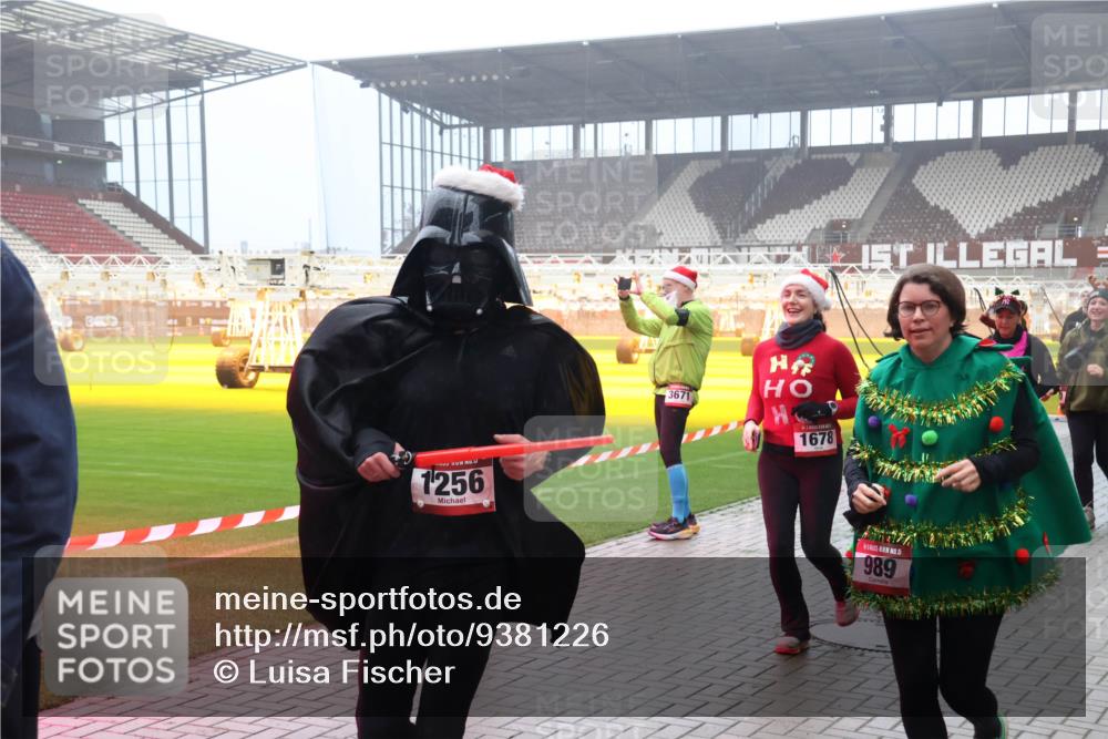 07.12.2025 - St. Pauli X-Mass-Run No. 15 Luisa Fischer http://msf.ph/oto/9381226 07.12.2025 10:10:30 Ziel 1256, 3671, 1678, 5, 989, 962, 989, 1026, 1172, 1191, 1256, 1257, 1399, 1678, 1732, 2083, 2087, 2502, 2504, 2560, 3245, 3246, 3410, 3411, 4358, 4507 meine-sportfotos.de