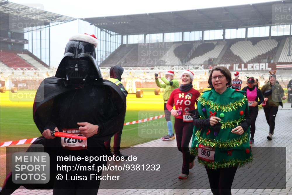 07.12.2025 - St. Pauli X-Mass-Run No. 15 Luisa Fischer http://msf.ph/oto/9381232 07.12.2025 10:10:30 Ziel 14, 1678, 5, 989, 250, 962, 989, 1026, 1172, 1191, 1256, 1257, 1399, 1678, 1732, 2083, 2087, 2502, 2504, 2560, 3245, 3246, 3410, 3411, 4358, 4507 meine-sportfotos.de