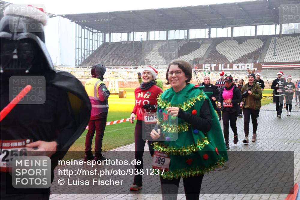 07.12.2025 - St. Pauli X-Mass-Run No. 15 Luisa Fischer http://msf.ph/oto/9381237 07.12.2025 10:10:30 Ziel 1678, 256, 989, 2502, 3410, 3246, 962, 989, 1026, 1172, 1191, 1256, 1257, 1399, 1678, 1732, 2083, 2087, 2502, 2504, 2560, 3245, 3246, 3410, 3411, 4358, 4507 meine-sportfotos.de