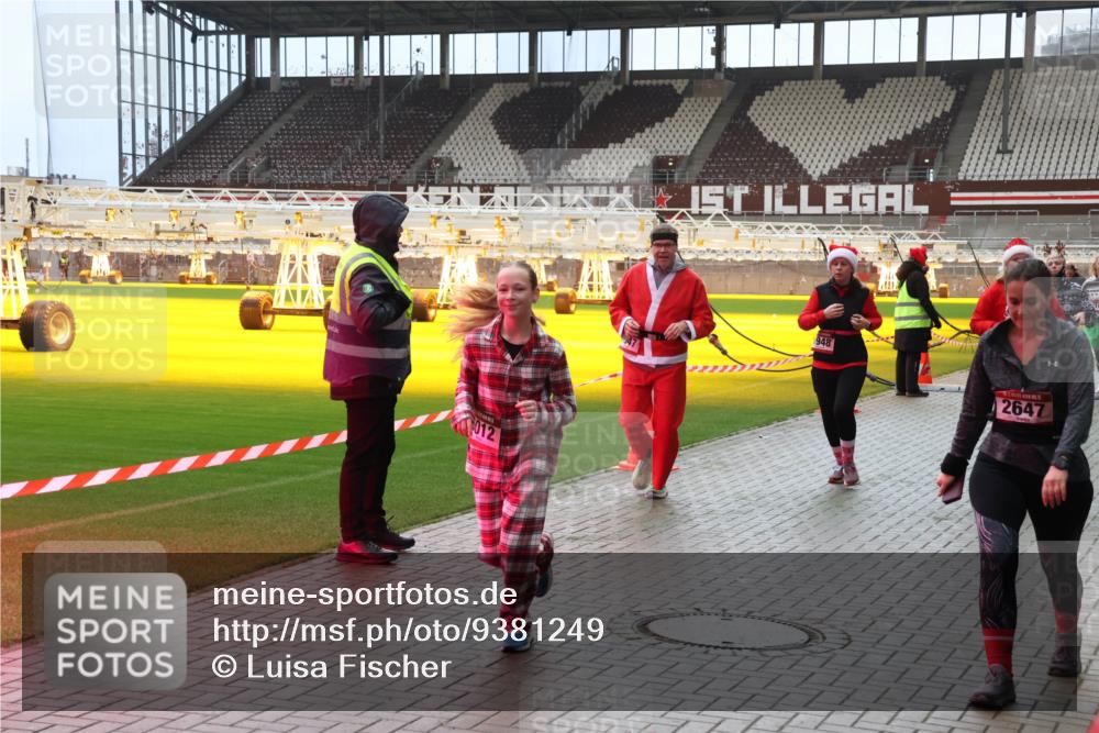 07.12.2025 - St. Pauli X-Mass-Run No. 15 Luisa Fischer http://msf.ph/oto/9381249 07.12.2025 10:44:42 Ziel 012, 948, 2647, 32, 179, 220, 571, 1051, 1059, 1060, 1089, 1421, 1651, 1947, 1948, 2321, 2325, 2357, 2359, 2499, 2950, 2955, 3012, 4254, 4255 meine-sportfotos.de