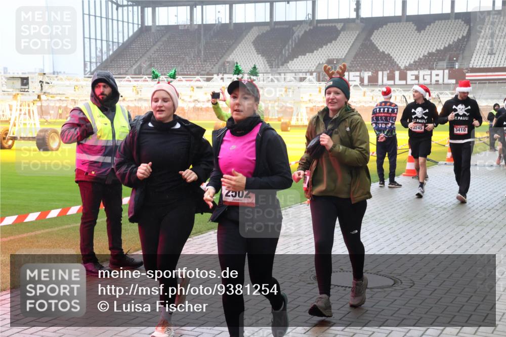 07.12.2025 - St. Pauli X-Mass-Run No. 15 Luisa Fischer http://msf.ph/oto/9381254 07.12.2025 10:10:33 Ziel 6709, 2502, 245, 3410, 962, 989, 1026, 1172, 1191, 1256, 1257, 1399, 1678, 1732, 2083, 2087, 2502, 2504, 2560, 3245, 3246, 3410, 3411, 4358, 4507 meine-sportfotos.de