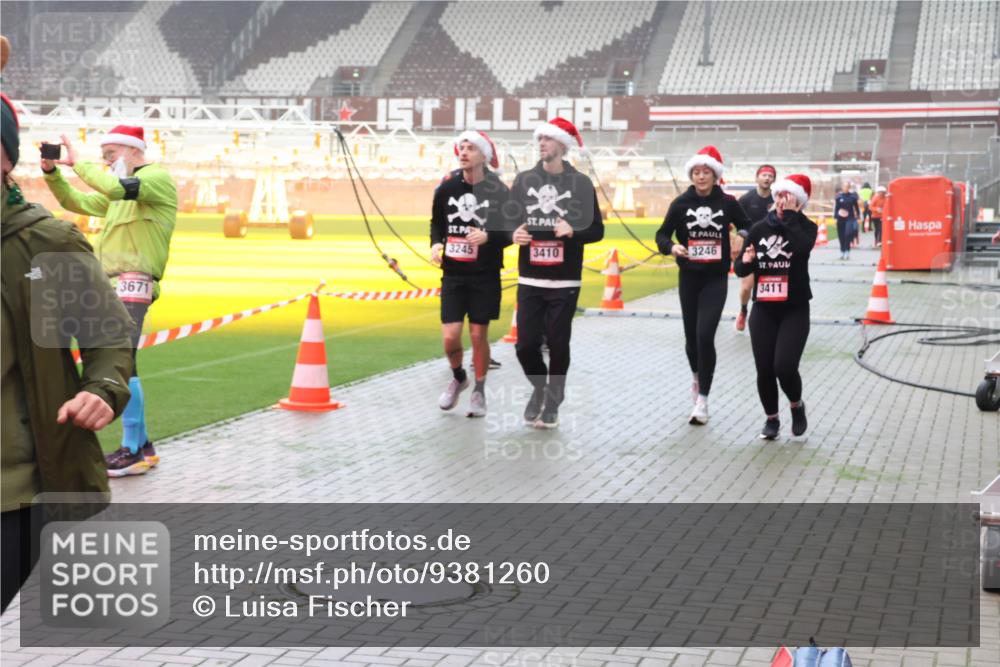 07.12.2025 - St. Pauli X-Mass-Run No. 15 Luisa Fischer http://msf.ph/oto/9381260 07.12.2025 10:10:34 Ziel 3671, 3245, 3410, 3246, 3411, 962, 989, 1026, 1191, 1256, 1257, 1399, 1678, 1732, 2083, 2087, 2502, 2504, 2560, 3245, 3246, 3410, 3411, 4358, 4507 meine-sportfotos.de