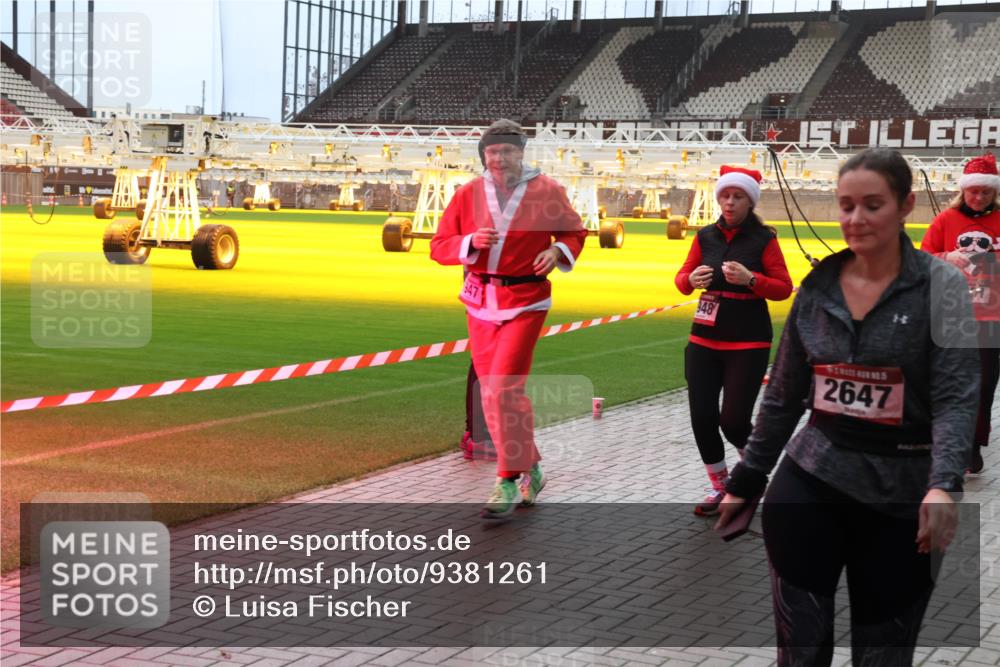 07.12.2025 - St. Pauli X-Mass-Run No. 15 Luisa Fischer http://msf.ph/oto/9381261 07.12.2025 10:44:44 Ziel 947, 948, 2647, 32, 179, 220, 571, 1051, 1059, 1060, 1089, 1421, 1651, 1947, 1948, 2321, 2325, 2357, 2359, 2499, 2950, 2955, 3012, 3132, 4254, 4255 meine-sportfotos.de