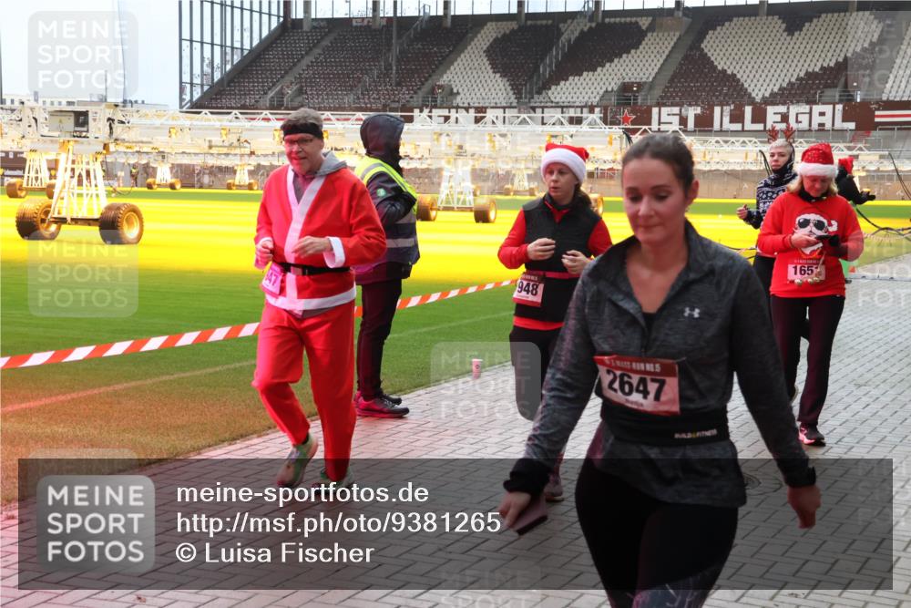 07.12.2025 - St. Pauli X-Mass-Run No. 15 Luisa Fischer http://msf.ph/oto/9381265 07.12.2025 10:44:44 Ziel 948, 2647, 165, 32, 179, 220, 571, 1051, 1059, 1060, 1089, 1421, 1651, 1947, 1948, 2321, 2325, 2357, 2359, 2499, 2950, 2955, 3012, 3132, 4254, 4255 meine-sportfotos.de