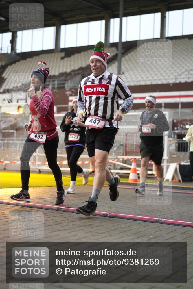 07.12.2025 - St. Pauli X-Mass-Run No. 15 Patografie http://msf.ph/oto/9381269 07.12.2025 10:20:21 Ziel 447, 452, 459, 461, 478, 2187, 2855, 3473, 3832, 4116, 4503, 4523 meine-sportfotos.de