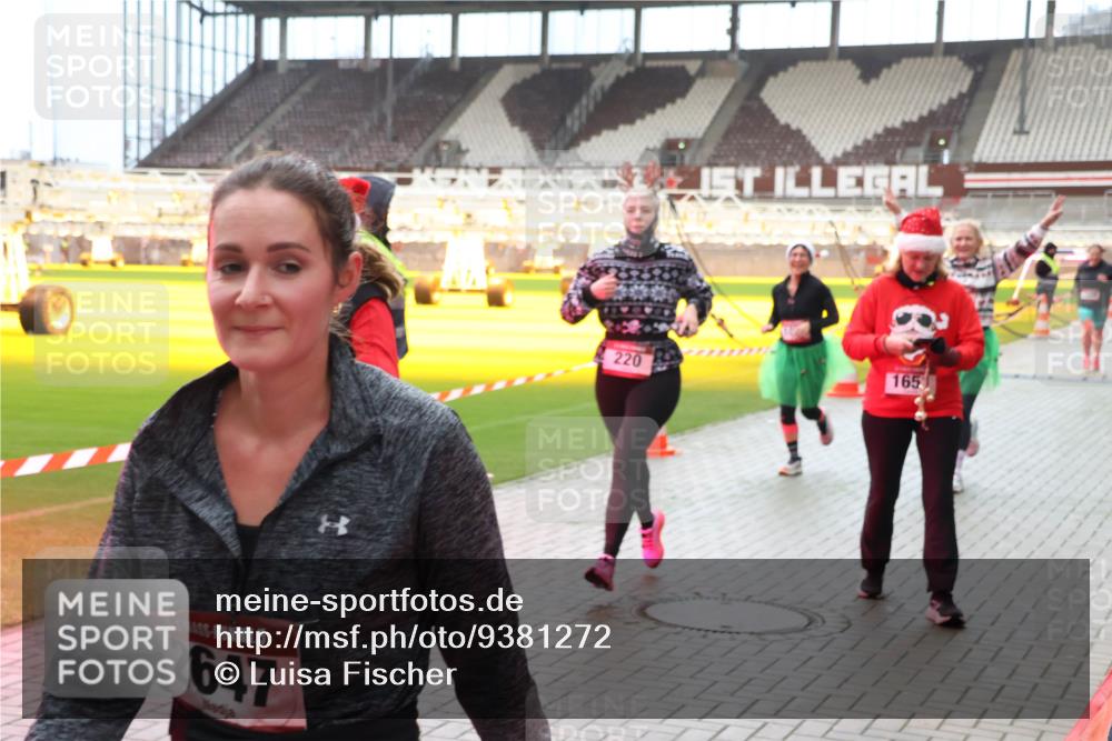 07.12.2025 - St. Pauli X-Mass-Run No. 15 Luisa Fischer http://msf.ph/oto/9381272 07.12.2025 10:44:45 Ziel 5, 2647, 220, 165, 32, 179, 220, 571, 1051, 1059, 1060, 1089, 1421, 1651, 1947, 1948, 2321, 2325, 2357, 2359, 2499, 2950, 2955, 3012, 3132, 4254, 4255 meine-sportfotos.de