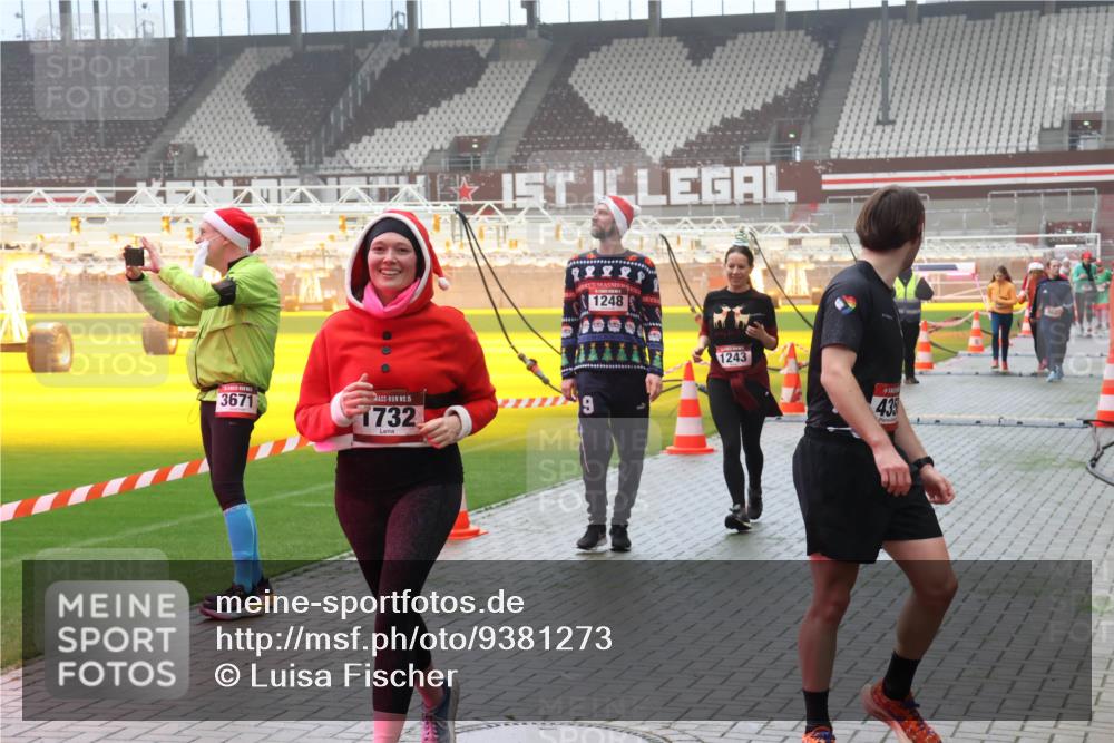 07.12.2025 - St. Pauli X-Mass-Run No. 15 Luisa Fischer http://msf.ph/oto/9381273 07.12.2025 10:10:41 Ziel 1248, 3671, 15, 1732, 9, 1243, 435, 550, 962, 964, 989, 1026, 1256, 1257, 1399, 1571, 1678, 1732, 2083, 2087, 2502, 2504, 2560, 3245, 3246, 3410, 3411, 4358, 4507 meine-sportfotos.de