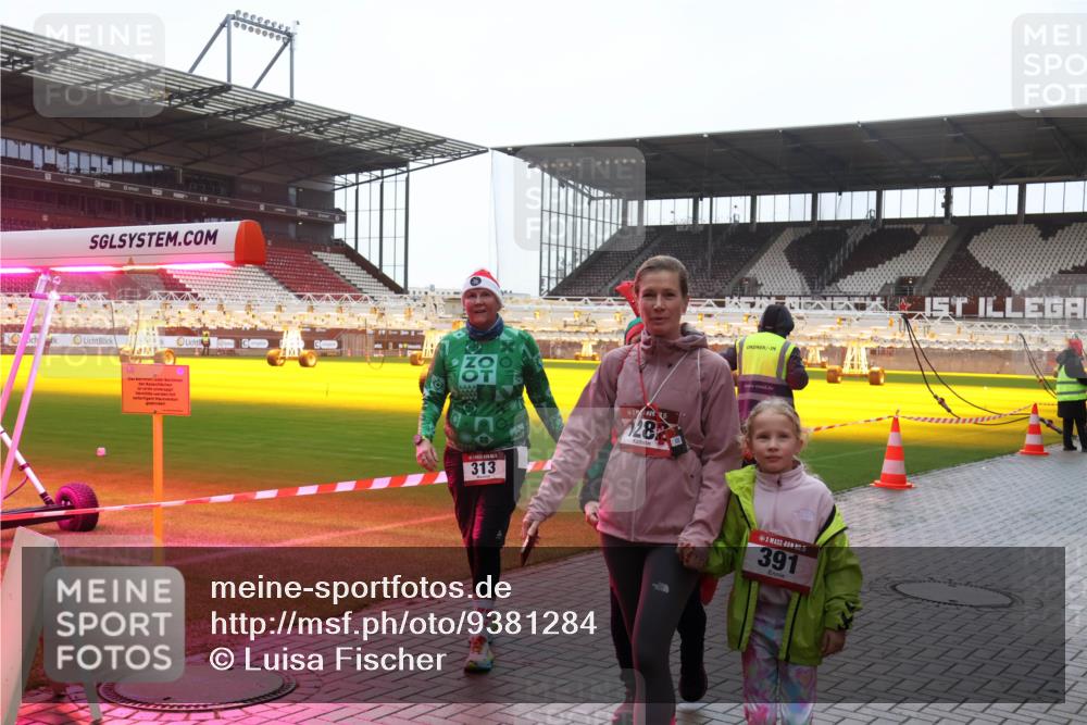 07.12.2025 - St. Pauli X-Mass-Run No. 15 Luisa Fischer http://msf.ph/oto/9381284 07.12.2025 11:16:10 Ziel 15, 282, 313, 901, 15, 391, 8, 14, 372, 391, 1218, 1282, 2194 meine-sportfotos.de