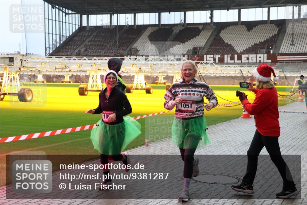07.12.2025 - St. Pauli X-Mass-Run No. 15 Luisa Fischer http://msf.ph/oto/9381287 07.12.2025 10:44:47 Ziel 10, 1051, 32, 179, 220, 571, 1051, 1059, 1060, 1089, 1421, 1651, 1947, 1948, 2321, 2325, 2357, 2359, 2499, 2950, 2955, 3012, 3132, 4254, 4255 meine-sportfotos.de