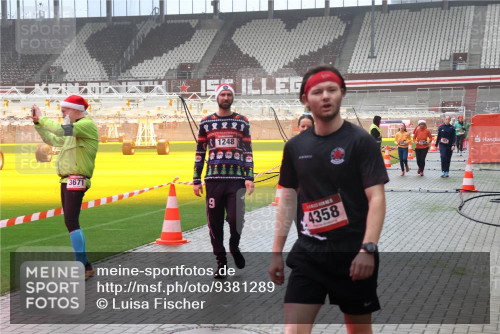 07.12.2025 - St. Pauli X-Mass-Run No. 15 Luisa Fischer http://msf.ph/oto/9381289 07.12.2025 10:10:43 Ziel 1248, 3671, 9, 4358, 550, 962, 964, 989, 1256, 1257, 1399, 1571, 1678, 1732, 2083, 2087, 2502, 2504, 2560, 3245, 3246, 3410, 3411, 4358, 4507 meine-sportfotos.de