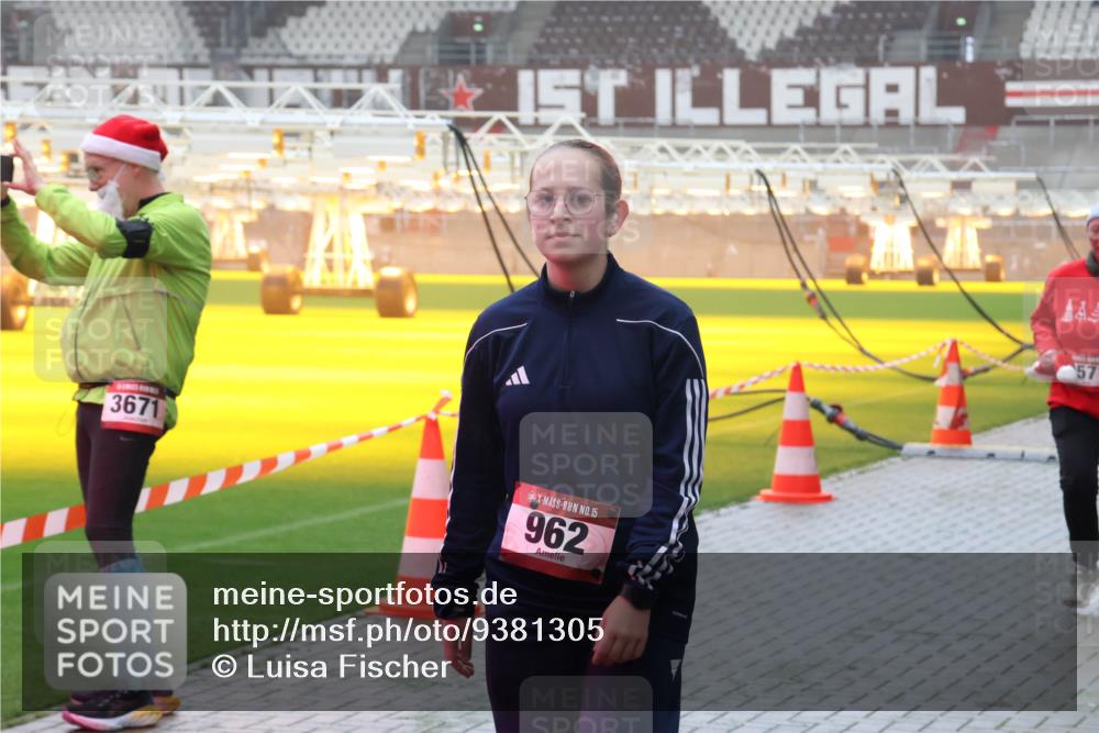 07.12.2025 - St. Pauli X-Mass-Run No. 15 Luisa Fischer http://msf.ph/oto/9381305 07.12.2025 10:10:56 Ziel 3671, 15, 962, 57, 550, 962, 964, 1399, 1571, 1732, 1768, 2083, 2087, 4358, 4507, 4885 meine-sportfotos.de