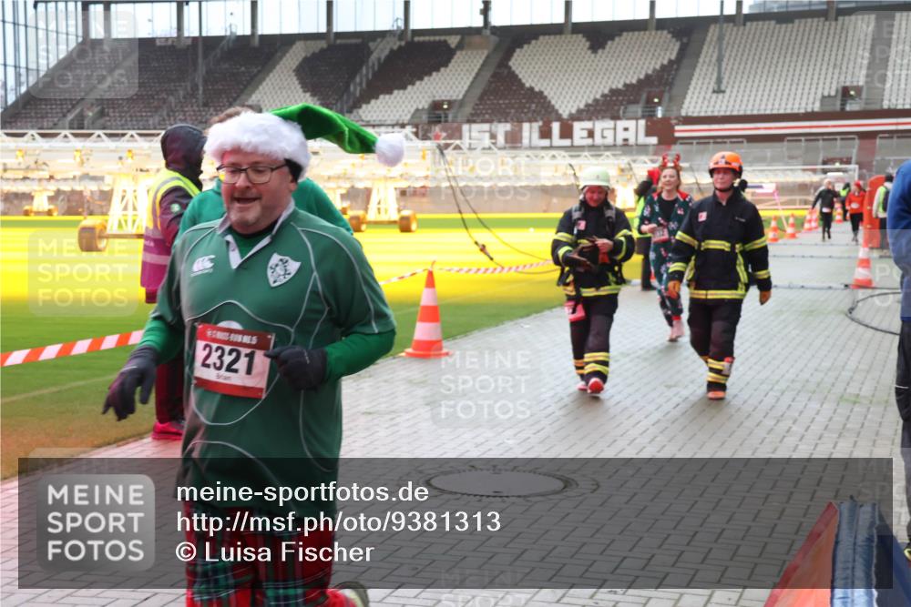 07.12.2025 - St. Pauli X-Mass-Run No. 15 Luisa Fischer http://msf.ph/oto/9381313 07.12.2025 10:44:59 Ziel 2321, 86, 220, 571, 1051, 1059, 1060, 1089, 1421, 1651, 1947, 1948, 2058, 2321, 2325, 2357, 2359, 3012, 3132 meine-sportfotos.de
