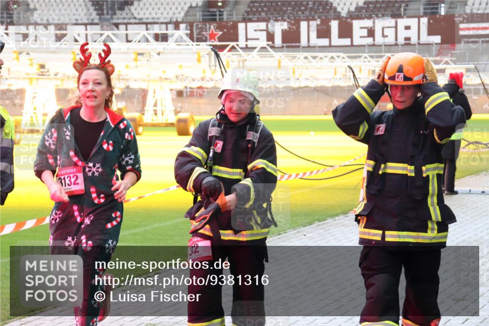 07.12.2025 - St. Pauli X-Mass-Run No. 15 Luisa Fischer http://msf.ph/oto/9381316 07.12.2025 10:45:02 Ziel 15, 3132, 32, 86, 220, 571, 1051, 1059, 1060, 1089, 1421, 1947, 1948, 2058, 2321, 2325, 2357, 2359, 3012, 3132, 4876 meine-sportfotos.de