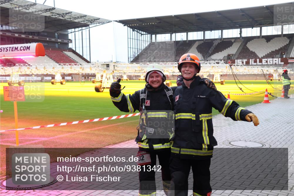 07.12.2025 - St. Pauli X-Mass-Run No. 15 Luisa Fischer http://msf.ph/oto/9381342 07.12.2025 10:45:06 Ziel 15, 32, 86, 220, 571, 1051, 1059, 1060, 1089, 1421, 1947, 1948, 2058, 2321, 2325, 2357, 2359, 3132, 4876 meine-sportfotos.de