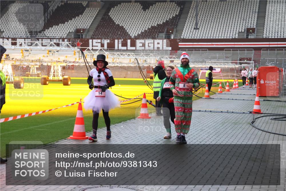07.12.2025 - St. Pauli X-Mass-Run No. 15 Luisa Fischer http://msf.ph/oto/9381343 07.12.2025 11:16:26 Ziel 372, 8, 14, 8, 14, 372, 1800, 1802, 1821, 1825, 2194, 2195, 2464, 3241, 3256, 3326 meine-sportfotos.de
