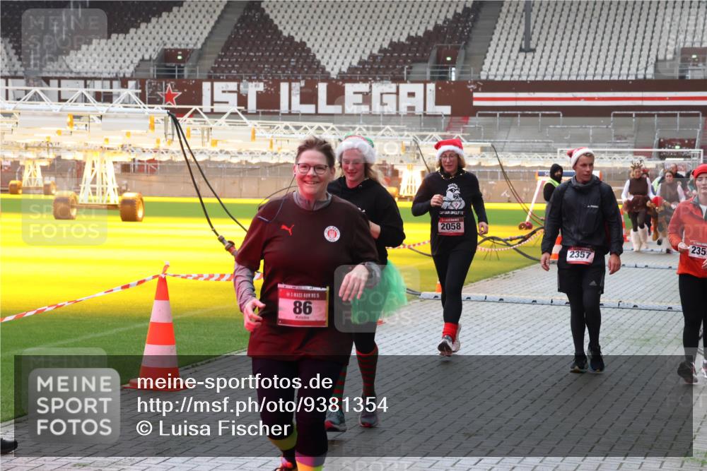 07.12.2025 - St. Pauli X-Mass-Run No. 15 Luisa Fischer http://msf.ph/oto/9381354 07.12.2025 10:45:18 Ziel 15, 86, 2058, 2357, 2355, 86, 220, 571, 631, 636, 791, 793, 1051, 1059, 1060, 1415, 1419, 1421, 1546, 2058, 2158, 2321, 2325, 2524, 2525, 3132, 4876 meine-sportfotos.de