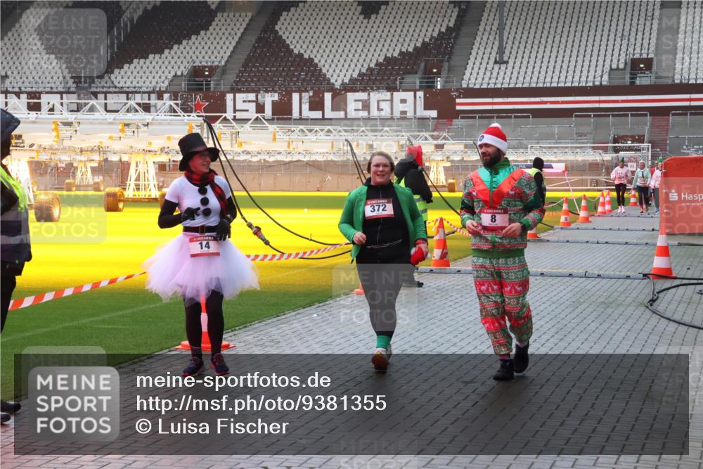 07.12.2025 - St. Pauli X-Mass-Run No. 15 Luisa Fischer http://msf.ph/oto/9381355 07.12.2025 11:16:27 Ziel 372, 8, 14, 8, 14, 372, 1800, 1802, 1821, 1825, 2194, 2195, 2464, 3241, 3256, 3326 meine-sportfotos.de
