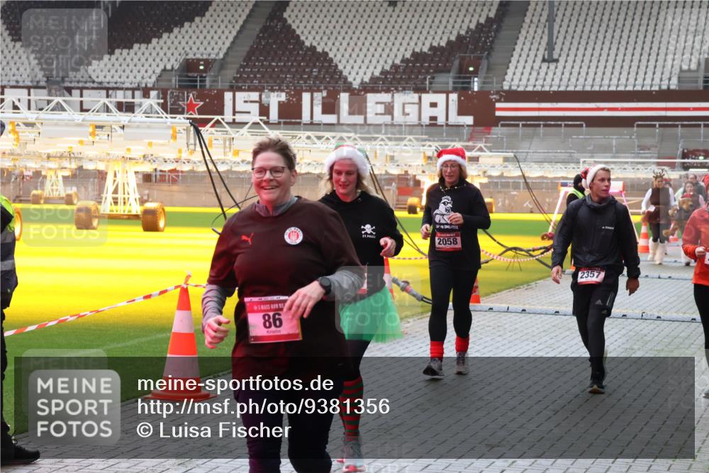 07.12.2025 - St. Pauli X-Mass-Run No. 15 Luisa Fischer http://msf.ph/oto/9381356 07.12.2025 10:45:18 Ziel 86, 2058, 2357, 86, 220, 571, 631, 636, 791, 793, 1051, 1059, 1060, 1415, 1419, 1421, 1546, 2058, 2158, 2321, 2325, 2524, 2525, 3132, 4876 meine-sportfotos.de