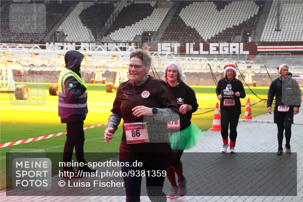 07.12.2025 - St. Pauli X-Mass-Run No. 15 Luisa Fischer http://msf.ph/oto/9381359 07.12.2025 10:45:19 Ziel 15, 86, 076, 2058, 2357, 86, 571, 631, 636, 791, 793, 1051, 1059, 1060, 1415, 1419, 1421, 1546, 2058, 2158, 2321, 2325, 2524, 2525, 3132, 4876 meine-sportfotos.de