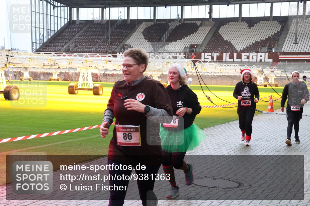 07.12.2025 - St. Pauli X-Mass-Run No. 15 Luisa Fischer http://msf.ph/oto/9381363 07.12.2025 10:45:20 Ziel 15, 86, 10, 15, 6, 2058, 2357, 86, 571, 631, 636, 791, 793, 1060, 1415, 1419, 1421, 1546, 2058, 2158, 2321, 2325, 2524, 2525, 3132, 4876 meine-sportfotos.de