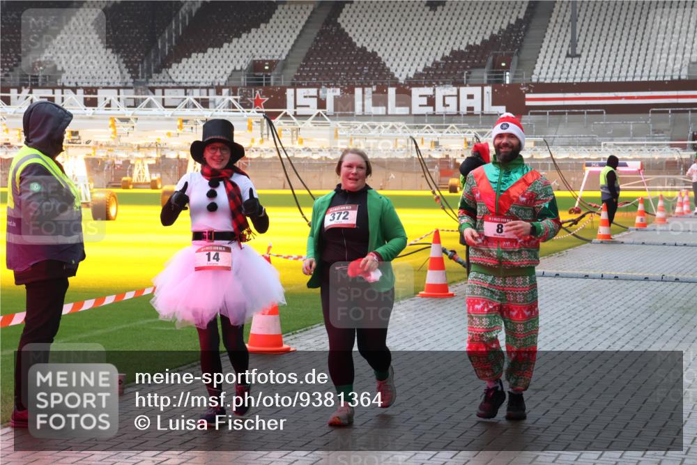 07.12.2025 - St. Pauli X-Mass-Run No. 15 Luisa Fischer http://msf.ph/oto/9381364 07.12.2025 11:16:28 Ziel 14, 372, 8, 8, 14, 372, 1800, 1802, 1821, 1825, 2194, 2195, 2464, 3241, 3256, 3326 meine-sportfotos.de