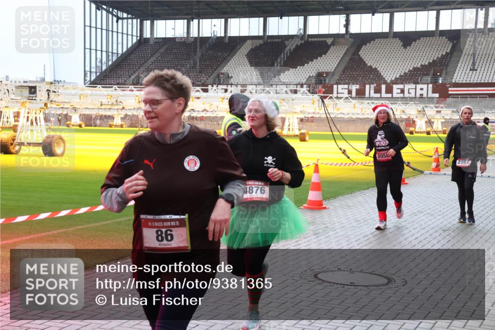 07.12.2025 - St. Pauli X-Mass-Run No. 15 Luisa Fischer http://msf.ph/oto/9381365 07.12.2025 10:45:20 Ziel 15, 86, 1910, 15, 4876, 2058, 2357, 86, 571, 631, 636, 791, 793, 1060, 1415, 1419, 1421, 1546, 2058, 2158, 2321, 2325, 2524, 2525, 3132, 4876 meine-sportfotos.de