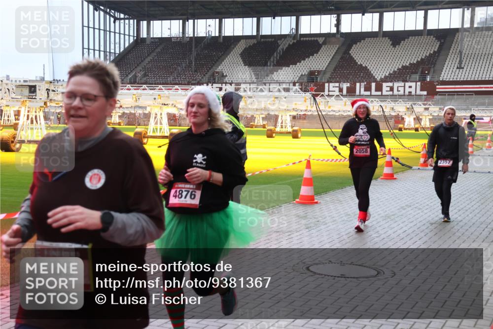 07.12.2025 - St. Pauli X-Mass-Run No. 15 Luisa Fischer http://msf.ph/oto/9381367 07.12.2025 10:45:20 Ziel 86, 4876, 2058, 2357, 86, 571, 631, 636, 791, 793, 1060, 1415, 1419, 1421, 1546, 2058, 2158, 2321, 2325, 2524, 2525, 3132, 4876 meine-sportfotos.de
