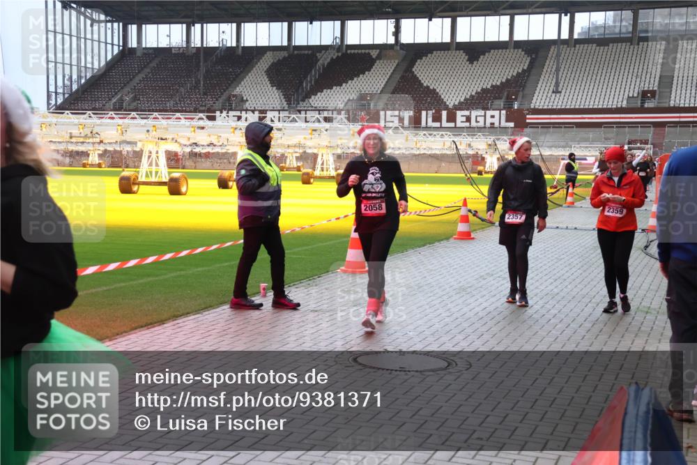 07.12.2025 - St. Pauli X-Mass-Run No. 15 Luisa Fischer http://msf.ph/oto/9381371 07.12.2025 10:45:21 Ziel 2058, 2357, 2359, 86, 631, 636, 791, 793, 1245, 1415, 1419, 1546, 2058, 2158, 2321, 2325, 2524, 2525, 3132, 3350, 4876 meine-sportfotos.de