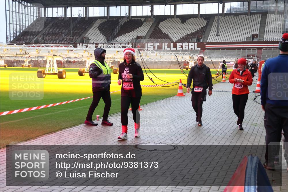 07.12.2025 - St. Pauli X-Mass-Run No. 15 Luisa Fischer http://msf.ph/oto/9381373 07.12.2025 10:45:21 Ziel 2058, 2357, 2359, 86, 631, 636, 791, 793, 1245, 1415, 1419, 1546, 2058, 2158, 2321, 2325, 2524, 2525, 3132, 3350, 4876 meine-sportfotos.de