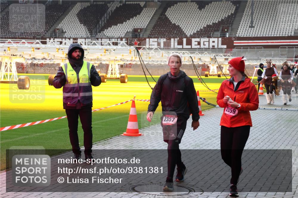 07.12.2025 - St. Pauli X-Mass-Run No. 15 Luisa Fischer http://msf.ph/oto/9381381 07.12.2025 10:45:23 Ziel 6709, 2357, 2359, 86, 631, 636, 791, 793, 1245, 1415, 1419, 1546, 2058, 2086, 2158, 2321, 2325, 2524, 2525, 3132, 3350, 4876 meine-sportfotos.de