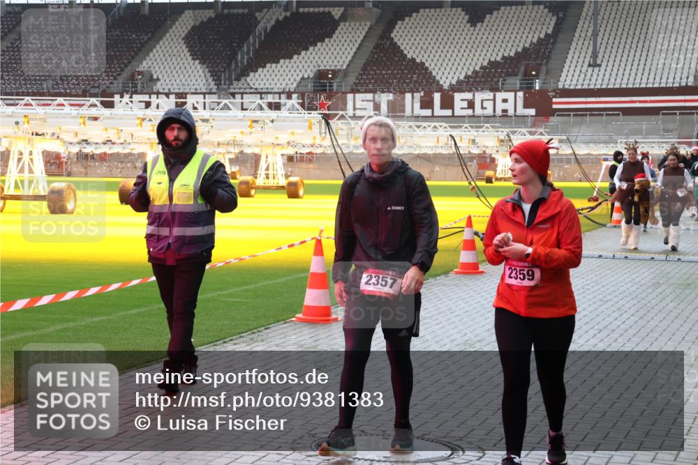 07.12.2025 - St. Pauli X-Mass-Run No. 15 Luisa Fischer http://msf.ph/oto/9381383 07.12.2025 10:45:23 Ziel 709, 2357, 2359, 86, 631, 636, 791, 793, 1245, 1415, 1419, 1546, 2058, 2086, 2158, 2321, 2325, 2524, 2525, 3132, 3350, 4876 meine-sportfotos.de