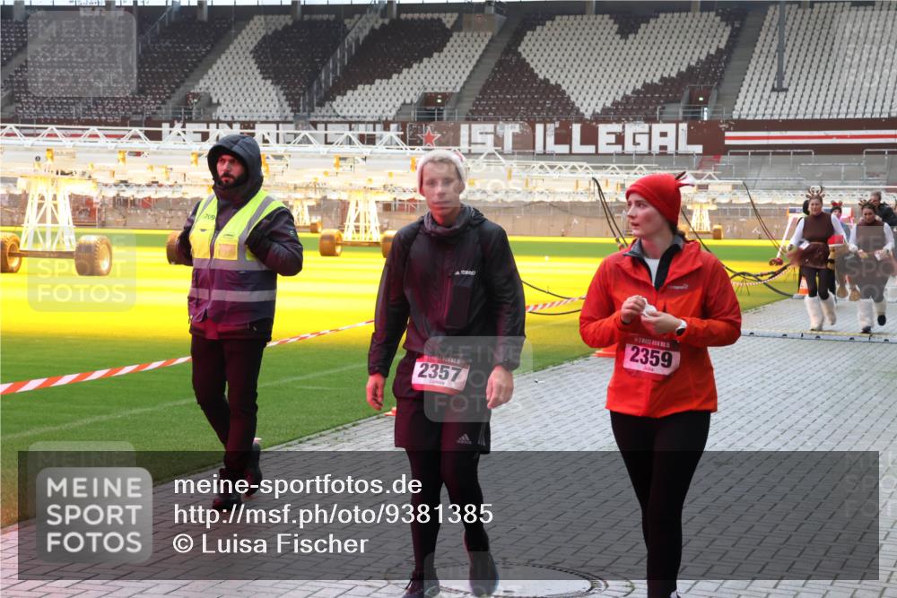 07.12.2025 - St. Pauli X-Mass-Run No. 15 Luisa Fischer http://msf.ph/oto/9381385 07.12.2025 10:45:24 Ziel 709, 2357, 5, 2359, 86, 631, 636, 791, 793, 1245, 1415, 1419, 1546, 2058, 2086, 2158, 2321, 2325, 2524, 2525, 3132, 3350, 4876 meine-sportfotos.de