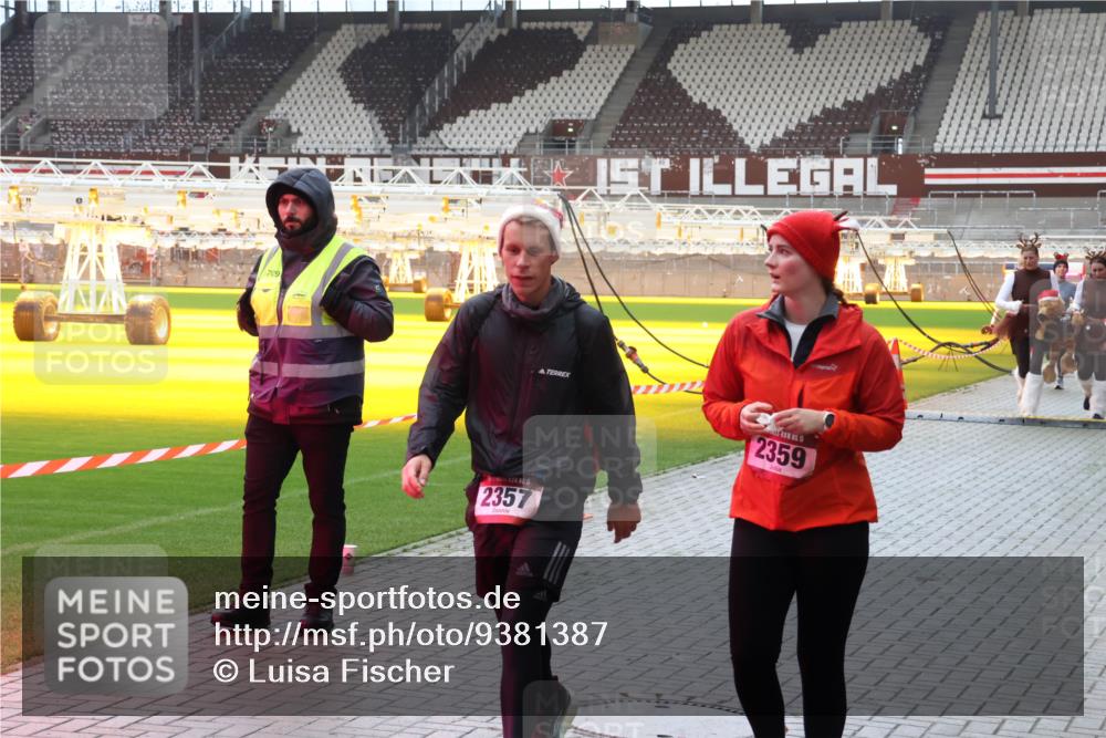 07.12.2025 - St. Pauli X-Mass-Run No. 15 Luisa Fischer http://msf.ph/oto/9381387 07.12.2025 10:45:24 Ziel 709, 2359, 2357, 86, 631, 636, 791, 793, 1245, 1415, 1419, 1546, 2058, 2086, 2158, 2321, 2325, 2524, 2525, 3132, 3350, 4876 meine-sportfotos.de