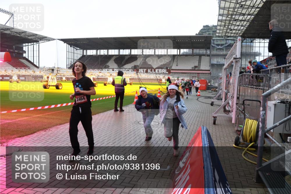 07.12.2025 - St. Pauli X-Mass-Run No. 15 Luisa Fischer http://msf.ph/oto/9381396 07.12.2025 11:16:47 Ziel 2464, 1017, 1350, 1800, 1802, 1821, 1825, 2195, 2464, 3241, 3256, 3326 meine-sportfotos.de