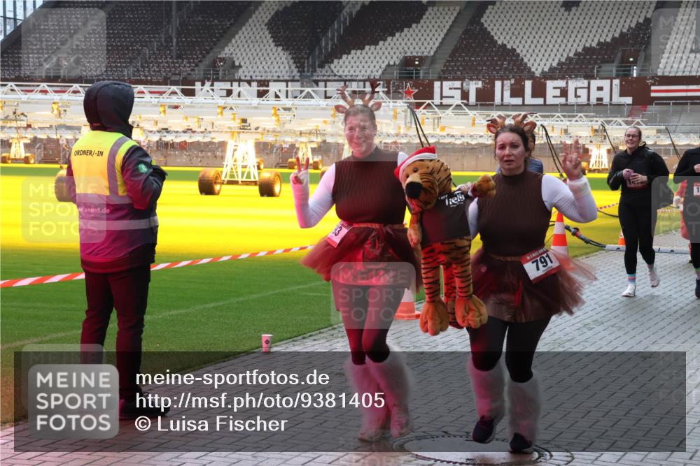 07.12.2025 - St. Pauli X-Mass-Run No. 15 Luisa Fischer http://msf.ph/oto/9381405 07.12.2025 10:45:30 Ziel 3333, 791, 82, 86, 401, 430, 467, 631, 636, 791, 793, 1096, 1245, 1415, 1419, 1546, 2058, 2086, 2158, 2220, 2355, 2356, 2524, 2525, 2926, 2934, 3132, 3350, 4876 meine-sportfotos.de